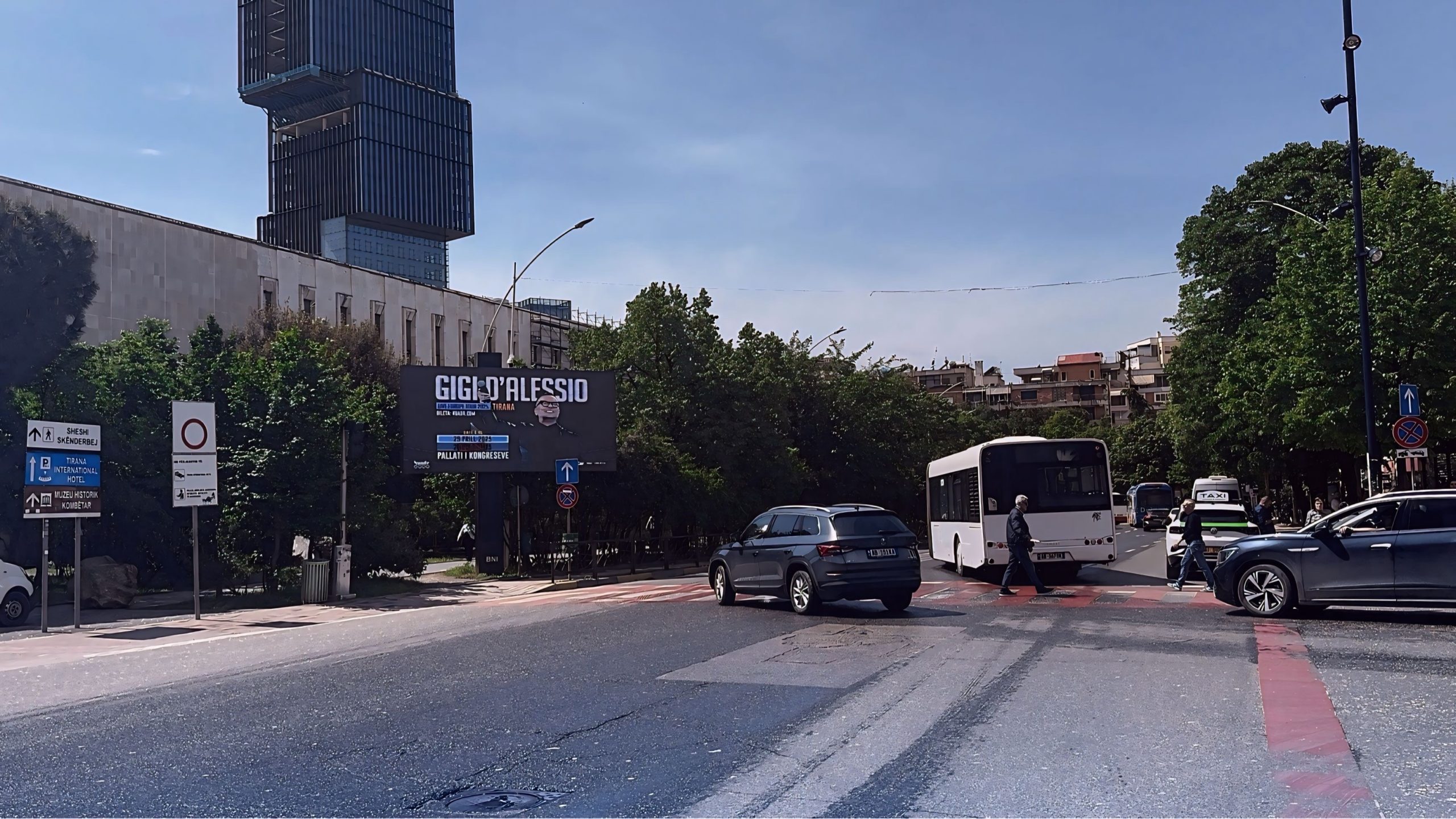 BNI Blv. Zogu i Parë UFO 2